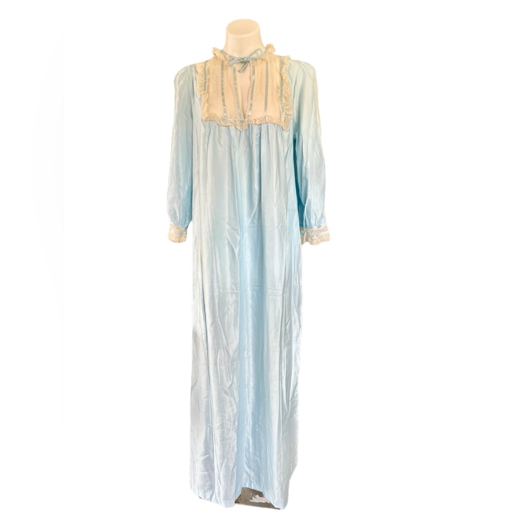 Iris By Bert Yerlin baby Blue Lace Trim Flannel Backed Satin vintage size med.‎
